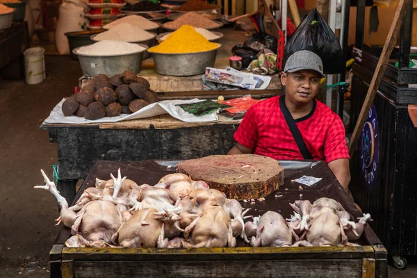 Venditore vende carne di pollo a Terong Street Market a Makassar, S — Foto Stock