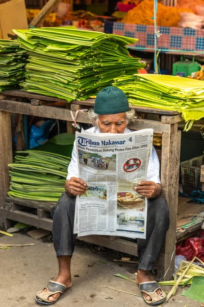 Reading Tribun Makassar w mieście Terong Street Market w mieście Makassar, SOU — Zdjęcie stockowe