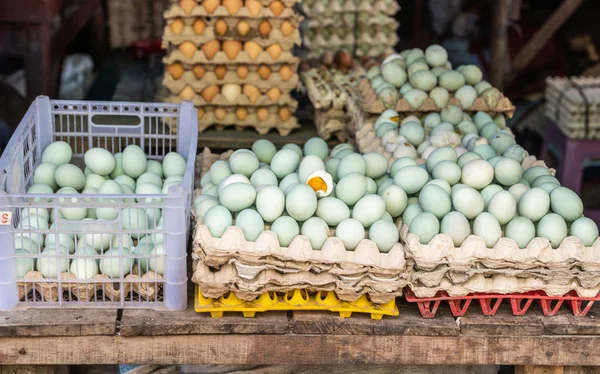 Schachteln mit grünen Eiern auf dem Terong Street Market in Makassar, Sou — Stockfoto