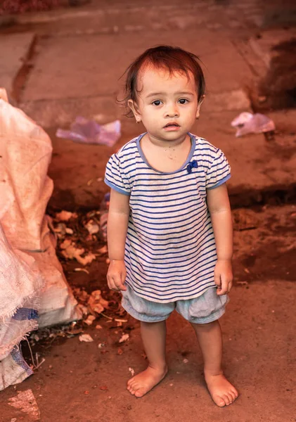 Портрет девочки с улицы Теронг в Макасаре, так что — стоковое фото