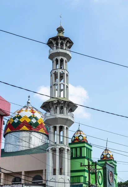 Masjid Raudhatul Muflihein w Terong Street Market w Makassar, — Zdjęcie stockowe