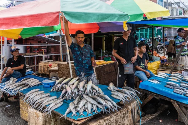 Fiskförsäljare i Terong gatumarknad i Makassar, södra Sulawesi — Stockfoto