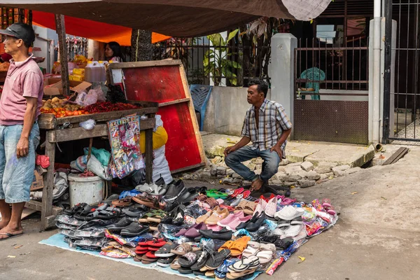 Ambulant shoe vendor at Terong Street Market in Makassar, South — Stock Photo, Image