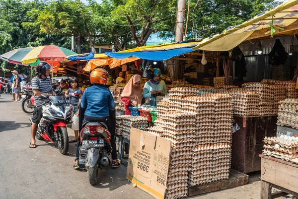 Cabina de huevos en Terong Street Market en Makassar, Sulawesi del Sur, I — Foto de Stock