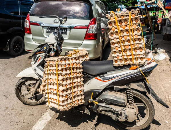Ovos em moto no Terong Street Market em Makassar, South Su — Fotografia de Stock