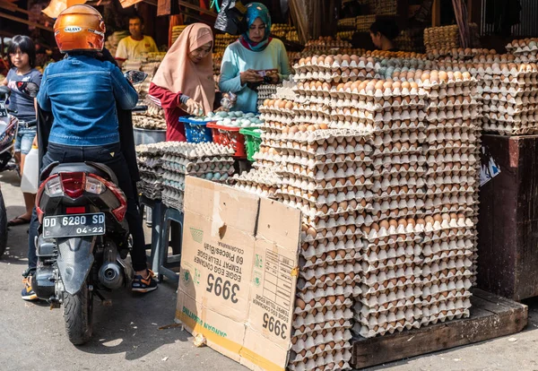 Fechar a cabine de Egg no Terong Street Market em Makassar, Sul — Fotografia de Stock