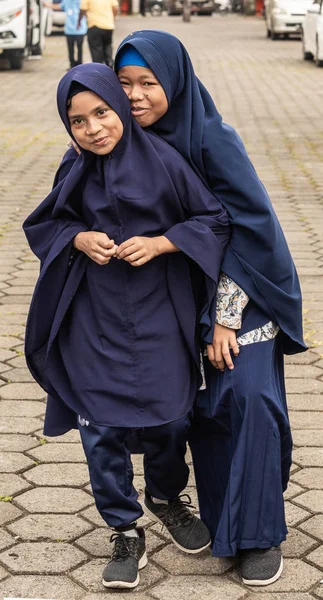 Две девочки из Макасара, Южный Сулавеси, Индонезия . — стоковое фото