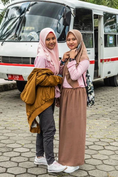 Two Muslima girls in Makassar, South Sulawesi, Indonesia. — Stock Photo, Image
