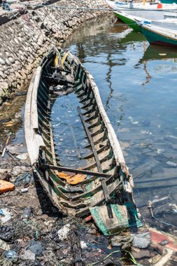 Makassar Paotere Eski Limanı'nda enkaz küçük tekne iskeleti, 