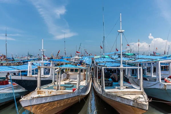 Foto fyllt med blå och vita små båtar i Paotere gamla hamnen — Stockfoto