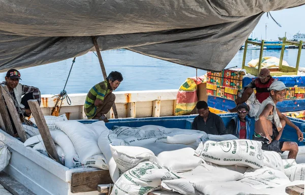 Werknemers op traditionele zeilboot in Paotere oude haven van Makas — Stockfoto