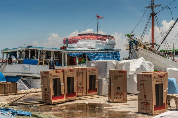 Réfrigérateurs à polytrons en Paotere Vieux Port de Makassar, Sud Su — Photo