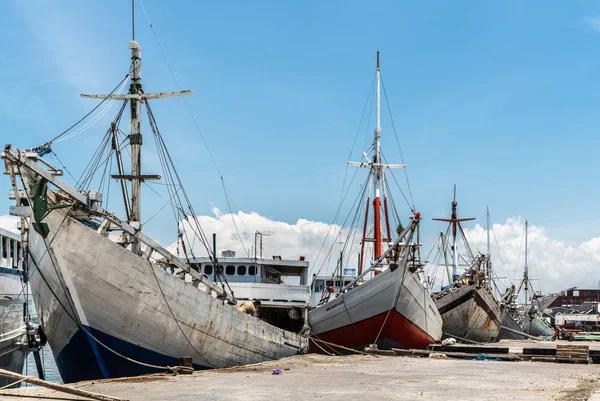 Luky člunů v Paotere starém přístavu v Makassaru, Jižní Sulawesi, já — Stock fotografie