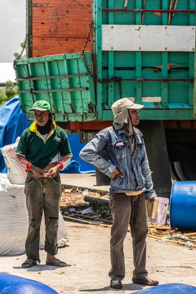 Odkotví dělníci v Paotere starém přístavu v Makassaru, Jižní Sulawesi, v — Stock fotografie