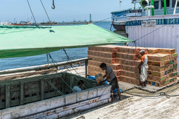 Nakládací boxy na lodi v Paotere Old Port Makassar, Jižní sul — Stock fotografie
