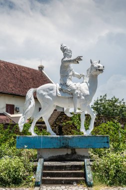 Makassar'daki Rotterdam Fort'un dışında Sultan Hasanuddin'in heykeli,