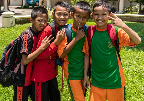 School Boys vid Fort Rotterdam i Makassar, South Sulawesi, Indo — Stockfoto