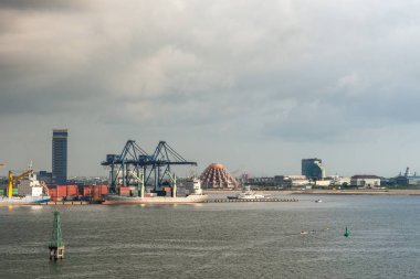 Makassar Konteyner terminali arkasında Cami, Güney Sulawesi, In