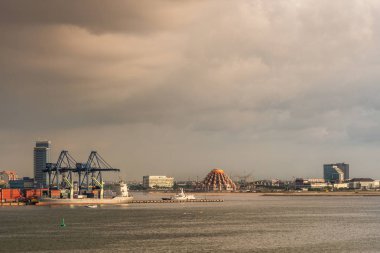 Makassar Konteyner terminali arkasında Cami, Güney Sulawesi, In