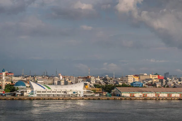 Makassar limanında Cruise Terminali ve depo, Güney Sulaw