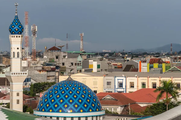 Masjid Babulssalam Pelabuhan w mieście Makassar, Celebes Południowy, Indone — Zdjęcie stockowe