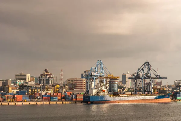 Navio no terminal de contêineres de Makassar, Sulawesi do Sul, Indonésia — Fotografia de Stock