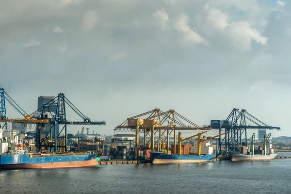 Terminal de contêineres de Makassar, Sulawesi do Sul, Indonésia . — Fotografia de Stock