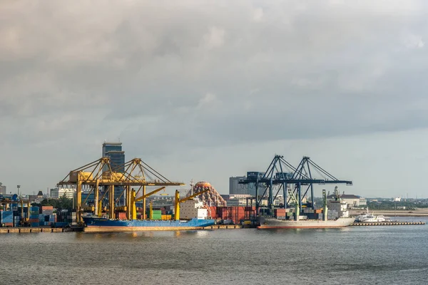 Dos barcos en la terminal de contenedores de Makassar, Sulawesi del Sur, Ind —  Fotos de Stock