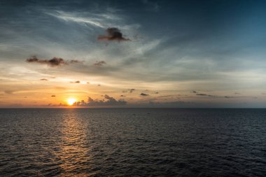Makassar Boğazı üzerinde günbatımı, Güney Sulawesi, Endonezya.