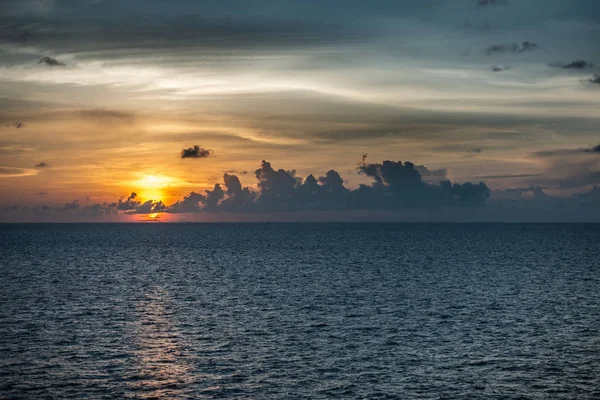 Pôr do sol sobre o Estreito de Makassar, Sulawesi do Sul, Indonésia . — Fotografia de Stock