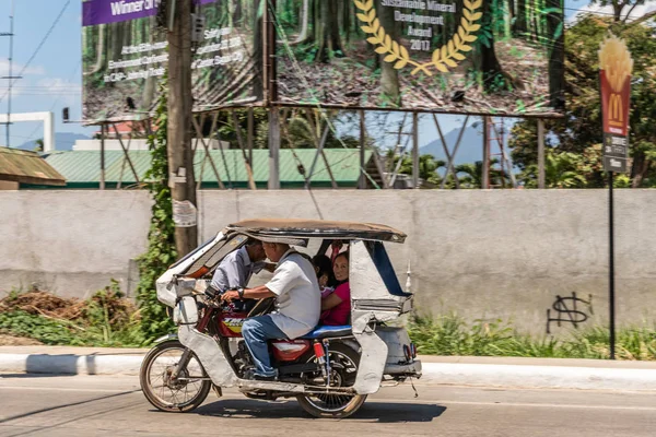 Vit motor-trehjuling taxi på resande fot i Puerto Princesa, Palawa — Stockfoto