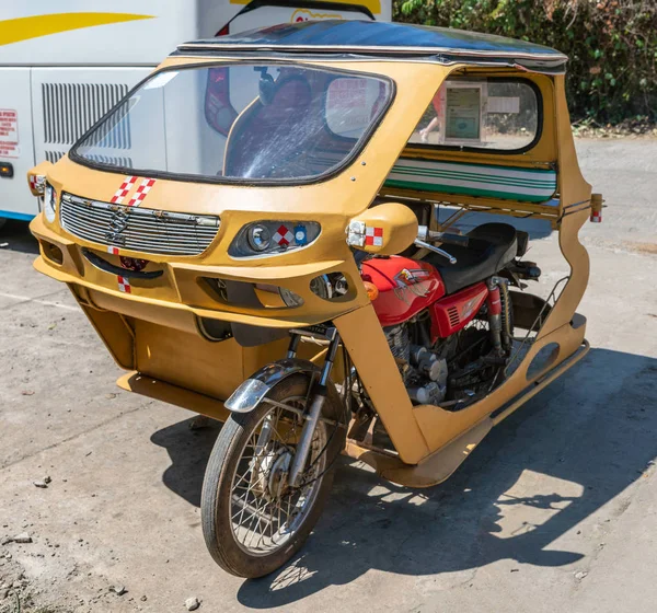 Taxi à moto-tricycle jaune à Puerto Princesa, Palawan, Philippi — Photo