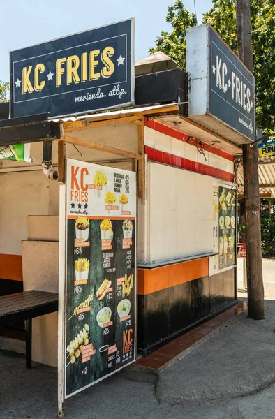 Geschlossener kc-frites-stand in puerto princesa, palawan, philippinen. — Stockfoto