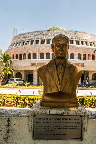 Статуя дона Педро М. Висенте l в Пуэрто-Принсесе, Палаван, Фили — стоковое фото
