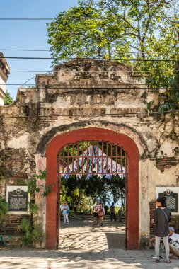Puerto Princesa, Palawan, Filipinler'deki Plaza Quartel'e açılan kapı.
