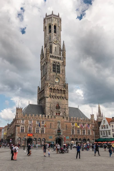 Glockenturm und Teil des Marktes in Brügge, Flandern, Belgien. — Stockfoto
