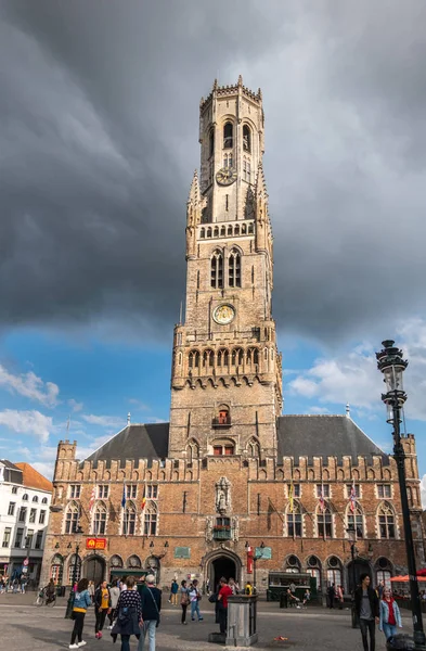 Frontansicht auf Glockenturm und Teil des Marktes in Brügge, Flandern, — Stockfoto