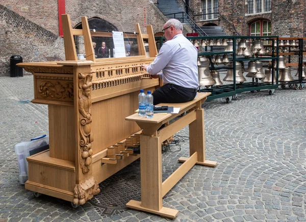 Musiker spielt Glockenspiel in Brügge, Flandern, Belgien. — Stockfoto