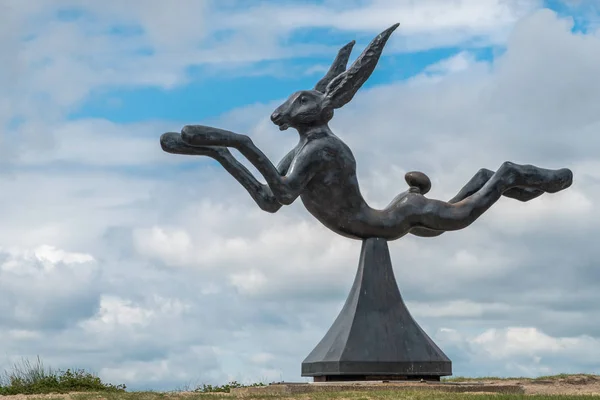 Primer plano de la estatua de liebre al final del paseo marítimo, Knokke-Heist, Bélgica —  Fotos de Stock