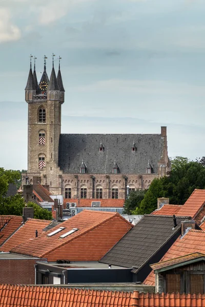 Campanario visto sobre techos en Sluis, Países Bajos . — Foto de Stock