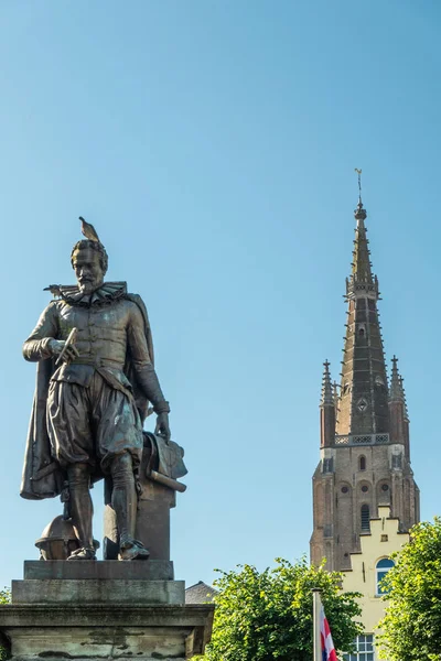 Simon Stevin statue and spire of Notre Dame Church, Bruges, Flan — Stock Photo, Image