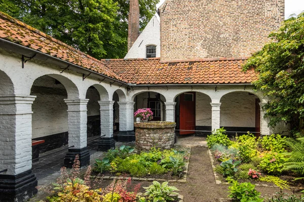 Herb kerti ház Beguinage Bruges, Flandria, Belgium. — Stock Fotó