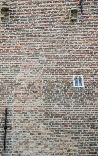 Europas minsta fönster ligger i Brygge, Flandern, Belgien. — Stockfoto