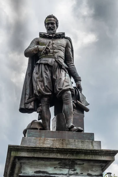 Крупный план статуи Симона Стевина, Брюгге, Фландрия, Бельгия . — стоковое фото