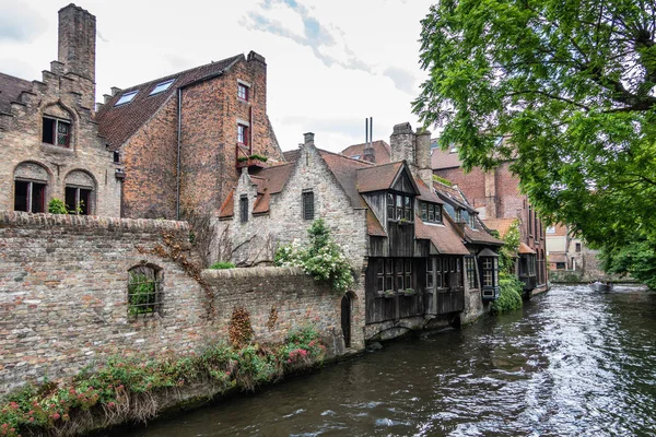 Holzfassade entlang des Kanals in Brügge, Flandern, Belgien. — Stockfoto