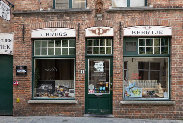 Brujas Beertje es mundialmente famoso pub de cerveza belga en Brujas, Flande — Foto de Stock