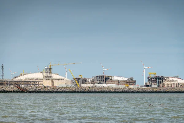 Zbliżenie terminalu LNG w porcie Zeebrugge, Flandria, Belgia. — Zdjęcie stockowe