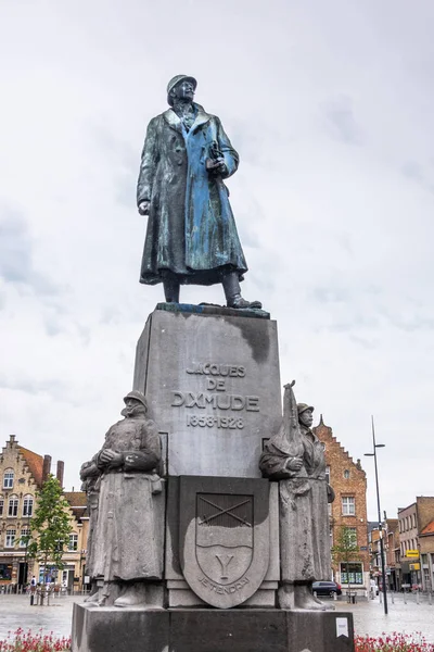 Staty av General Jacques de Dixmude i Diksmuide, Flandern, Bel — Stockfoto