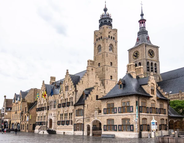 Stadhuis or City Hall and church tower of Diksmuide, Flanders, B — Stock Photo, Image