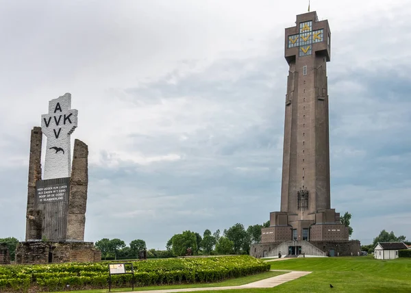 Ijzertoren och Central Piece i krypta i Diksmuide, Flandern, vara — Stockfoto